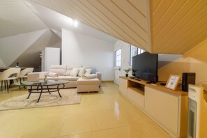 TV - Banda Além Apartment by Mth (Pico da Banda de Além)