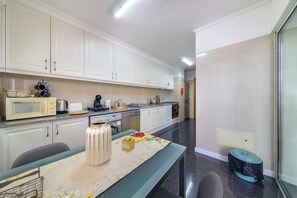 Fridge, microwave, oven, dishwasher - Gorete Apartment 3 by Mth (Funchal)