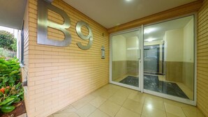 Entrada d'un edifici amb un gran rètol 'B9', portes de vidre i un sòl de rajola.