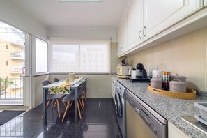 Fridge, microwave, oven, dishwasher - Gorete Apartment 3 by Mth (Funchal)