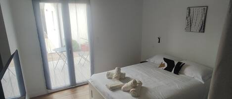 Iron/ironing board, WiFi, bed sheets