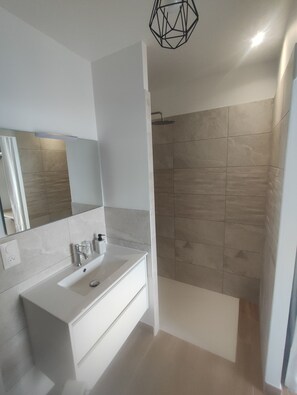 Shower, hair dryer, towels, soap - New high-end house with secure parking (Bègles)