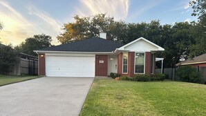 Unclassified image, 2 of 21, button - Lovely 3-bedroom house with AC in peaceful Mansfield (Mansfield)