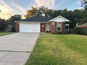 Exterior - Lovely 3-bedroom house with AC in peaceful Mansfield (Mansfield)