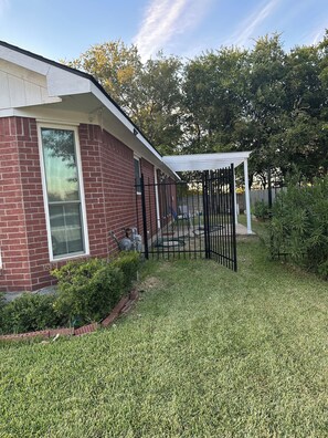 Property grounds - Lovely 3-bedroom house with AC in peaceful Mansfield (Mansfield)