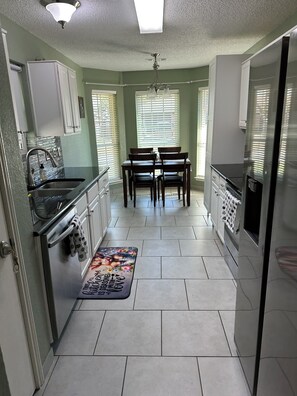 Microwave, oven, stovetop, dishwasher - Lovely 3-bedroom house with AC in peaceful Mansfield (Mansfield)