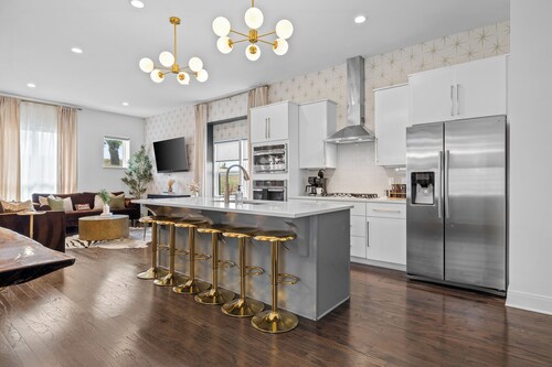 Walk to Broadway / Rooftop w/ City Views / 14 beds