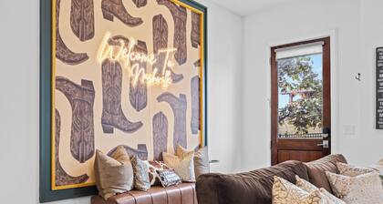 Walk to Broadway / Rooftop w/ City Views / 14 beds