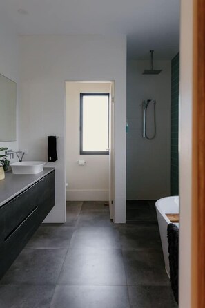 Shower, hair dryer, towels, soap - `Salt At Mudjimba` | Sauna+Icebath. 400m to Beach (Mudjimba)