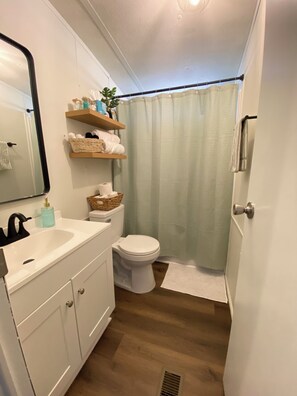 Secadora de cabello, toallas, jabón, shampoo 