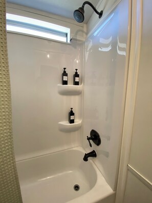 Haartrockner, Handtücher, Seife, Shampoo
