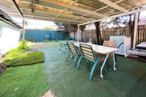 Outdoor dining - Spacious 4-Bed Family Home Near Airport & City (Eastlakes)