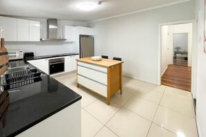 Private kitchen - Spacious 4-Bed Family Home Near Airport & City (Eastlakes)