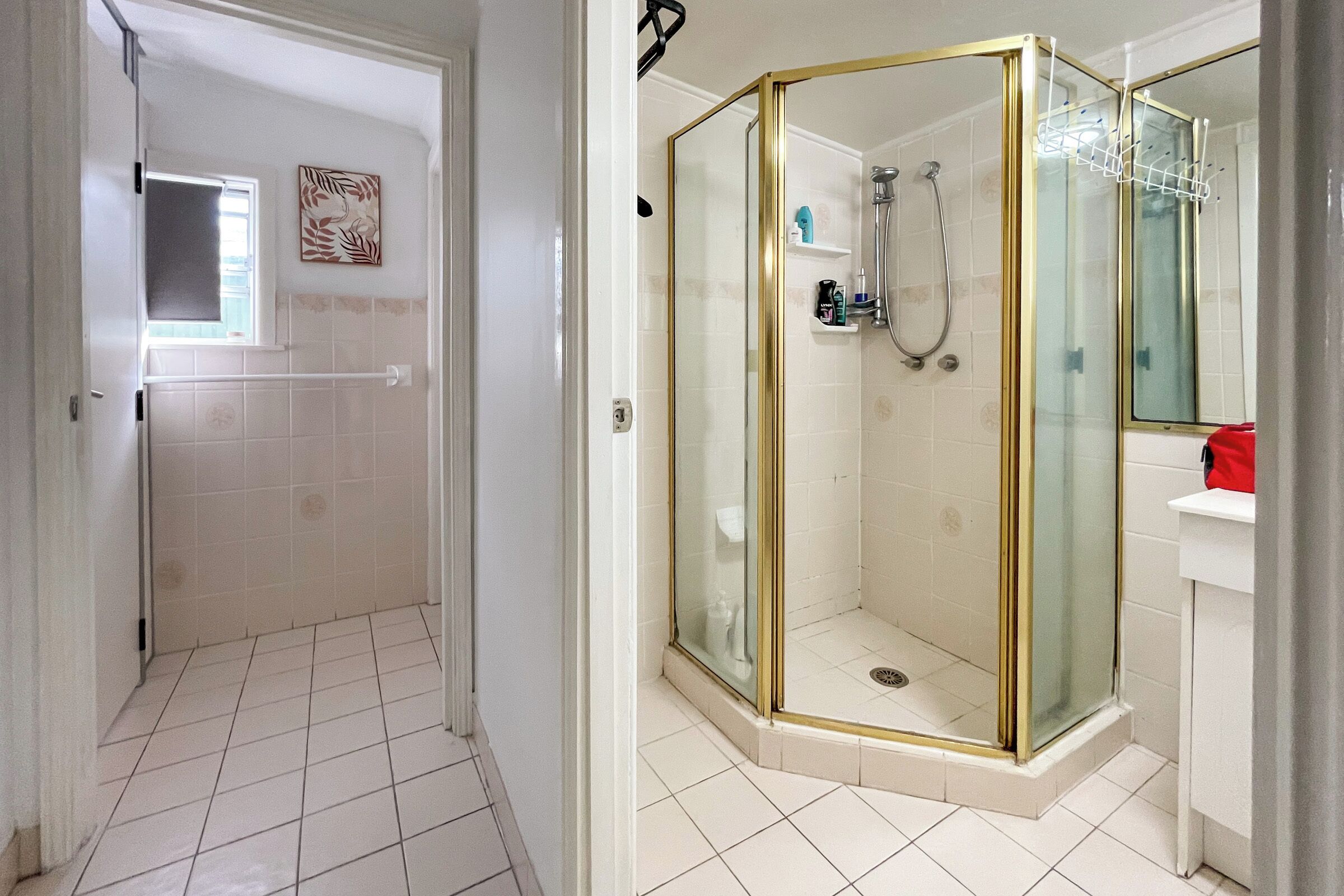 Een douche, een haardroger, handdoeken, zeep