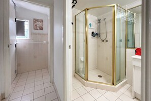 Douche, sèche-cheveux, serviettes fournies, savon