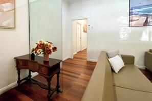 Interior - Spacious 4-Bed Family Home Near Airport & City (Eastlakes)