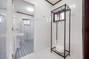 A bathroom with a shower, a toilet, and a sink. - Greta Villa  Nakluea 18 (Pattaya)
