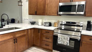 Microondas, horno, parrilla de estufa y lavavajillas