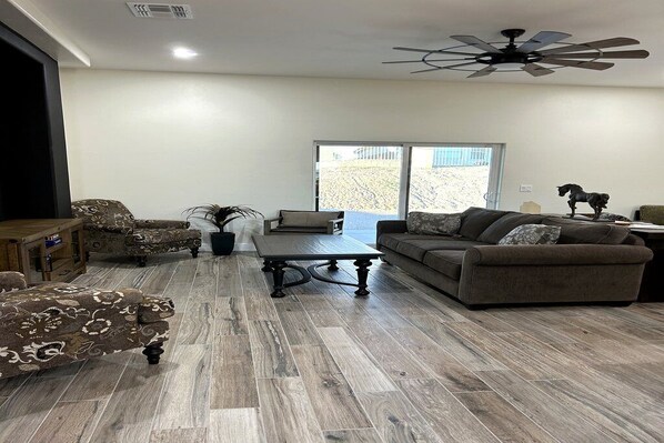 Een smart-tv en boeken