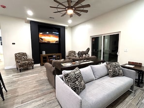 Una Smart TV, libros