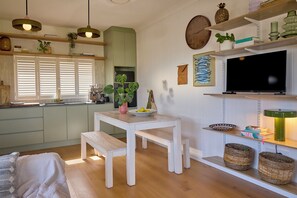 Interior - Stylish coastal retreat family-friendly near beach (Bundeena)