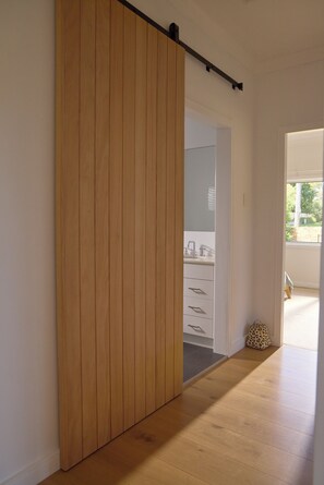 Interior - Stylish coastal retreat family-friendly near beach (Bundeena)