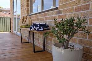 Property grounds - Stylish coastal retreat family-friendly near beach (Bundeena)