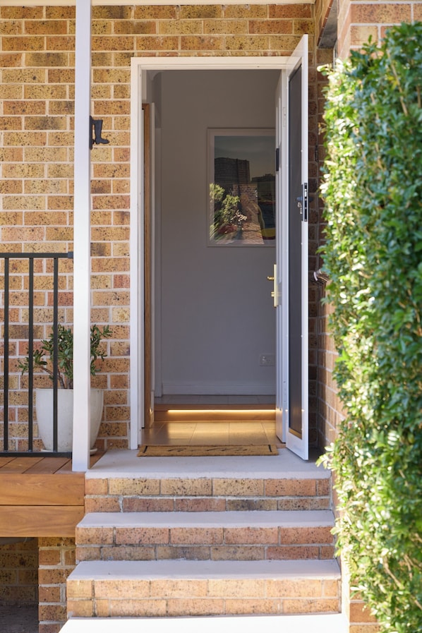 Exterior detail - Stylish coastal retreat family-friendly near beach (Bundeena)