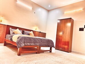 Superior Double Room, Balcony, Hill View | In-room safe, desk, soundproofing, free WiFi - Casa garden Aamwala (Dehradun)