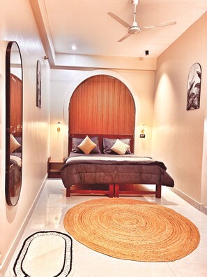 Superior Double Room, Balcony, Hill View | In-room safe, desk, soundproofing, free WiFi - Casa garden Aamwala (Dehradun)