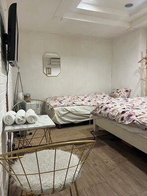 Triple Room | Iron/ironing board, free WiFi - Hostel Seoul (Seoul)