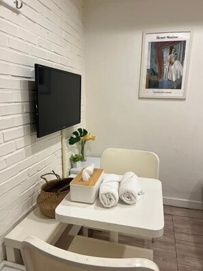 Twin Room, City View | Interior - Hostel Seoul (Seoul)