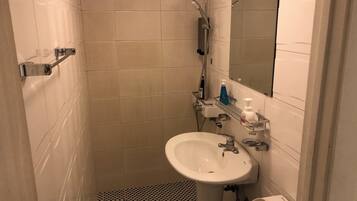 Triple Room | Bathroom | Shower, hair dryer, towels, soap