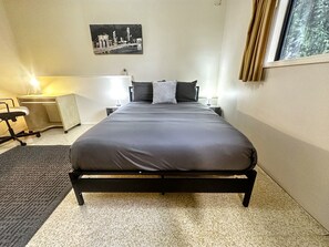 Tabla de planchar con plancha, internet y ropa de cama 