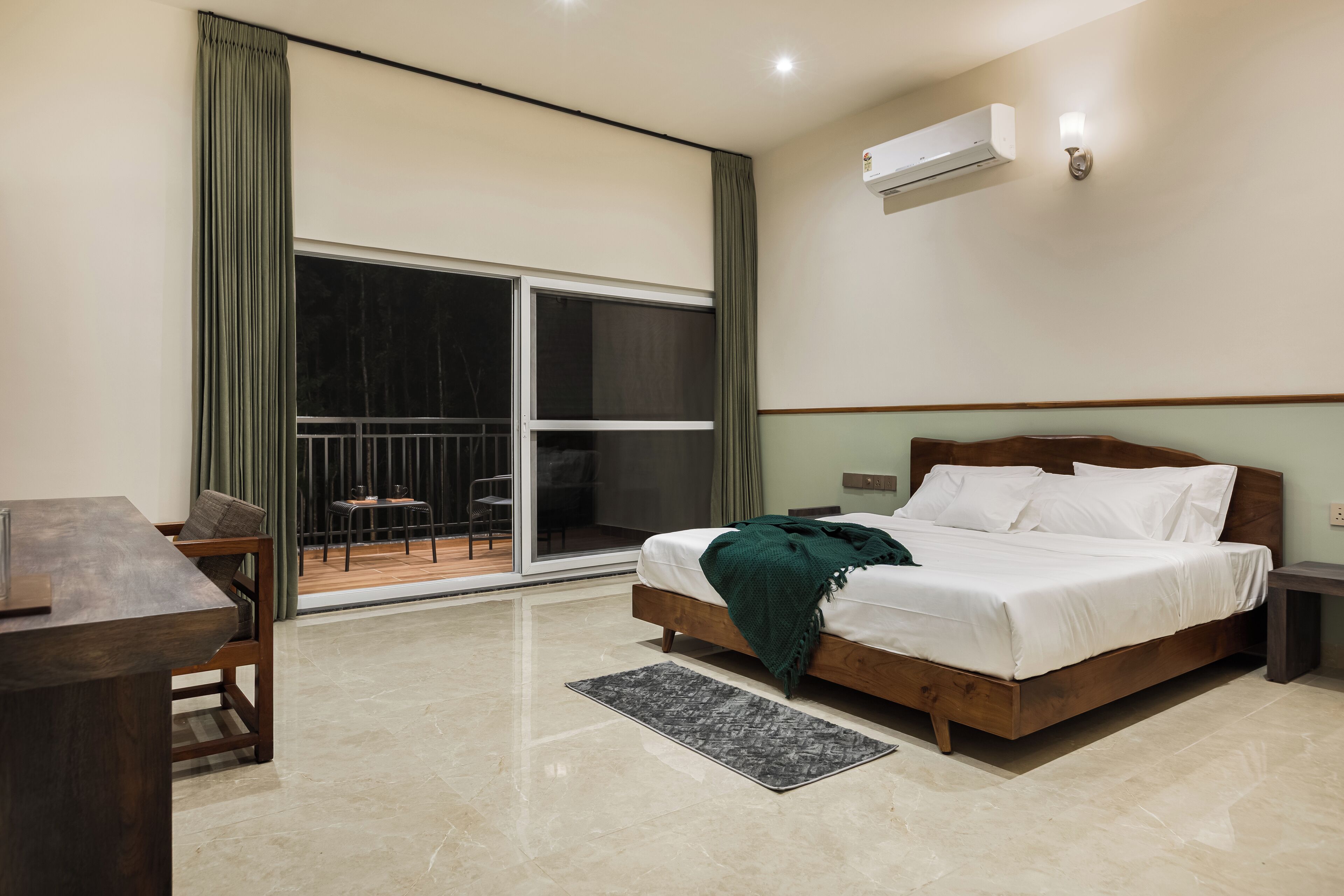 Deluxe-dobbeltværelse - balkon - udsigt til pool | Skrivebord, arbejdsområde til bærbare computere, gratis Wi-Fi