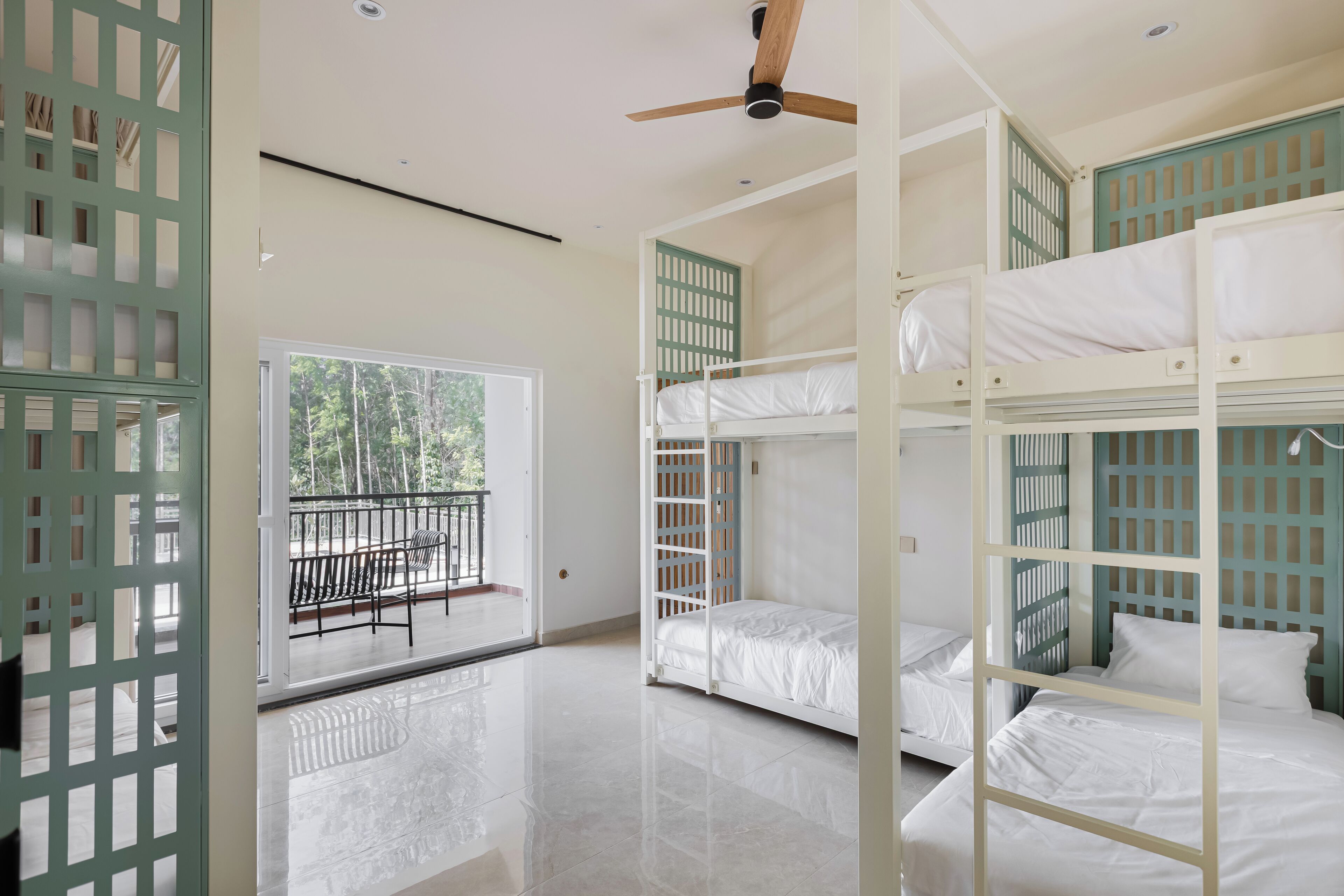 Deluxe-fællessovesal - balkon - udsigt til pool | Skrivebord, arbejdsområde til bærbare computere, gratis Wi-Fi