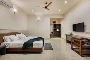 Doppia Deluxe, balcone, vista piscina | Biancheria da letto di alta qualità, copriletto in piuma