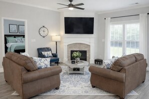 Smart TV, fireplace - ARGO HOUSE Quiet Home Base for Aiken & Augusta. Fenced Yard & Air Filtration (Vaucluse)