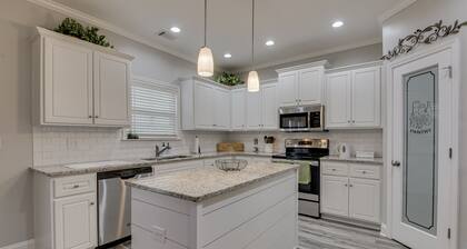 ARGO HOUSE Quiet Home Base for Aiken & Augusta. Fenced Yard & Air Filtration