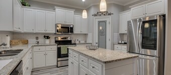 Argo House - Comfortable 3BR Aiken Home w/ King & Queen Beds. Private backyard.