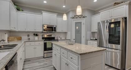 Argo House - Comfortable 3BR Aiken Home w/ King & Queen Beds. Private backyard.