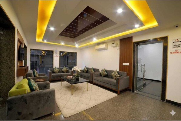 Living area - Hotel Peridot Near Delhi Airport (New Delhi)