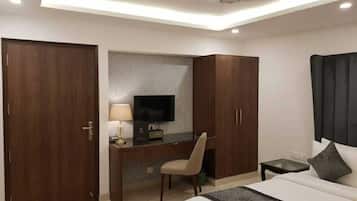 Habitación doble Deluxe, vista a la ciudad | Escritorio, cortinas blackout y insonorización