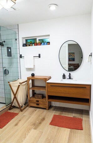 Shower, hair dryer, towels, soap - Private Scottsdale Guesthouse Suite (Scottsdale)