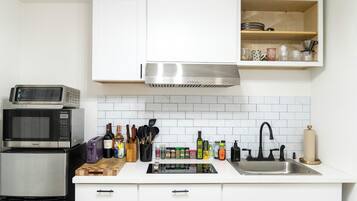 Fridge, stovetop, cookware/dishes/utensils, lobster pot