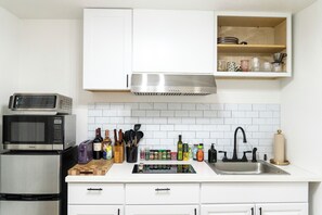 Fridge, stovetop, cookware/dishes/utensils, lobster pot