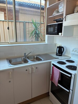 Private kitchen - Pearly shells central Nelson Bay. (Nelson Bay)