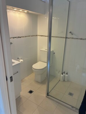 تجهيزات دش، مجففات شعر، مناشف، صابون