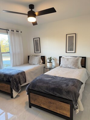 3 habitaciones, tabla de planchar con plancha, wifi y ropa de cama 