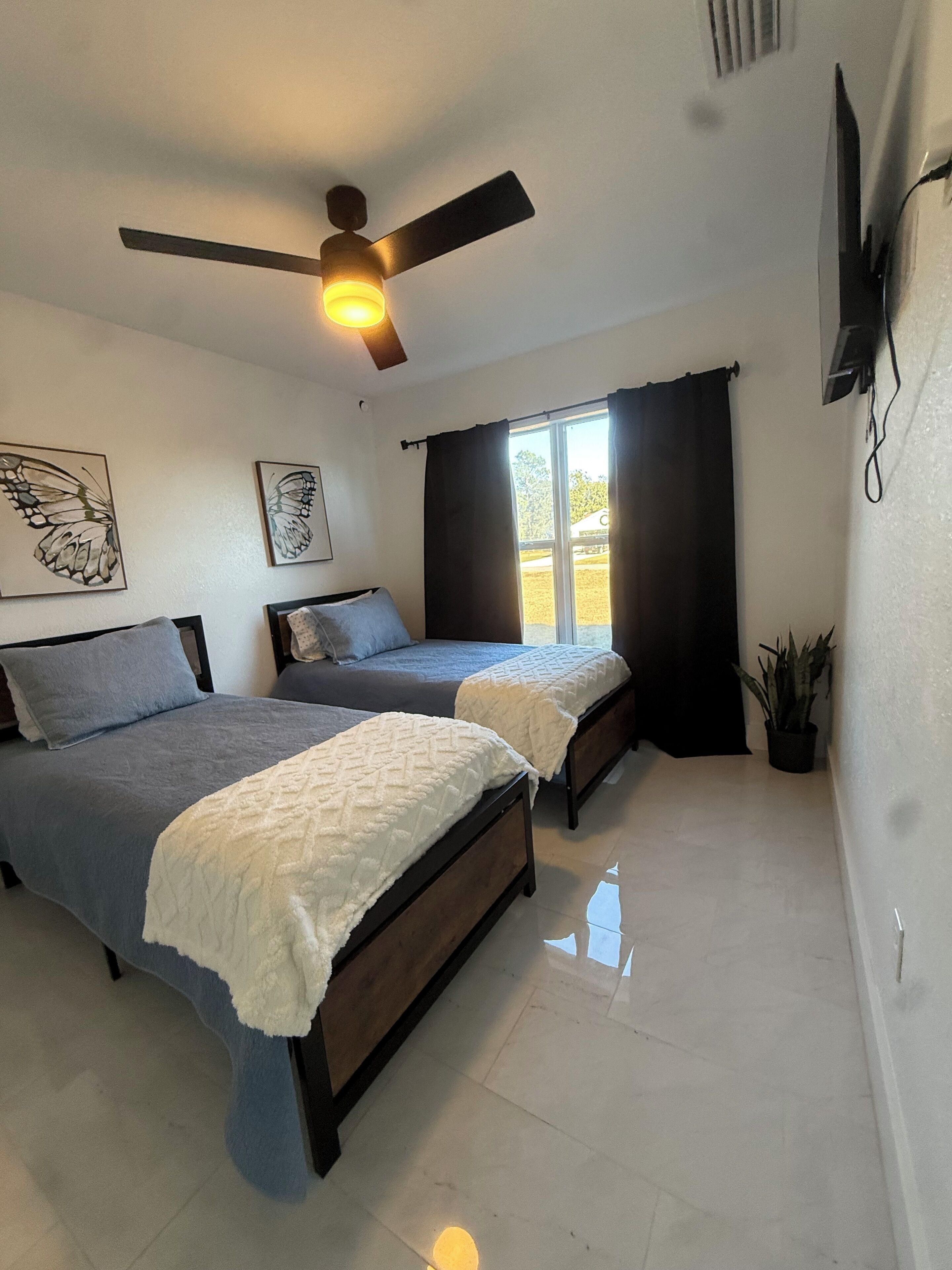 Tabla de planchar con plancha, wifi, ropa de cama